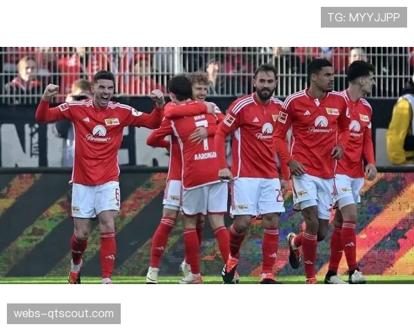 特写:进球后,洛里昂球员集体指向看台上患病的小球迷 特写:进球后,洛里昂球员集体指向看台上患病的小球迷